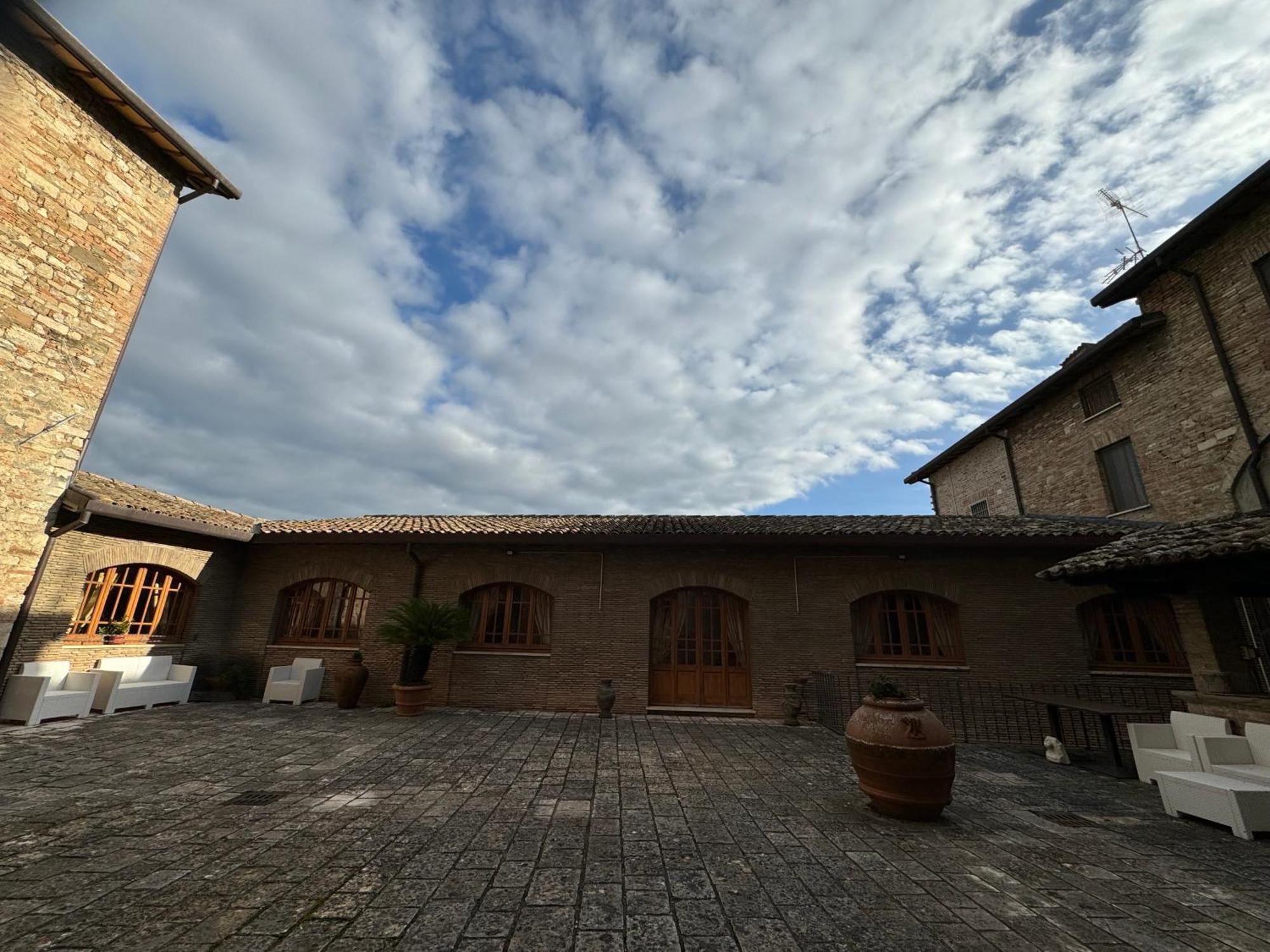 Monastero Ss. Annunziata Hotel Todi Exterior foto The courtyard of the museum