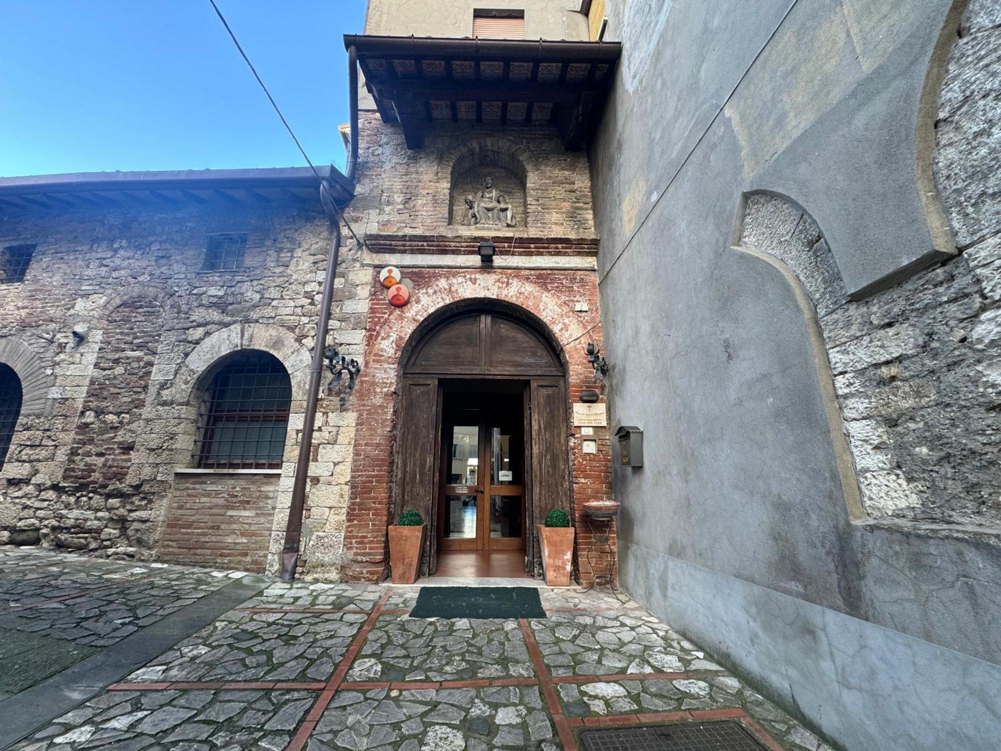 Monastero Ss. Annunziata Hotel Todi Exterior foto Entrance of the museum