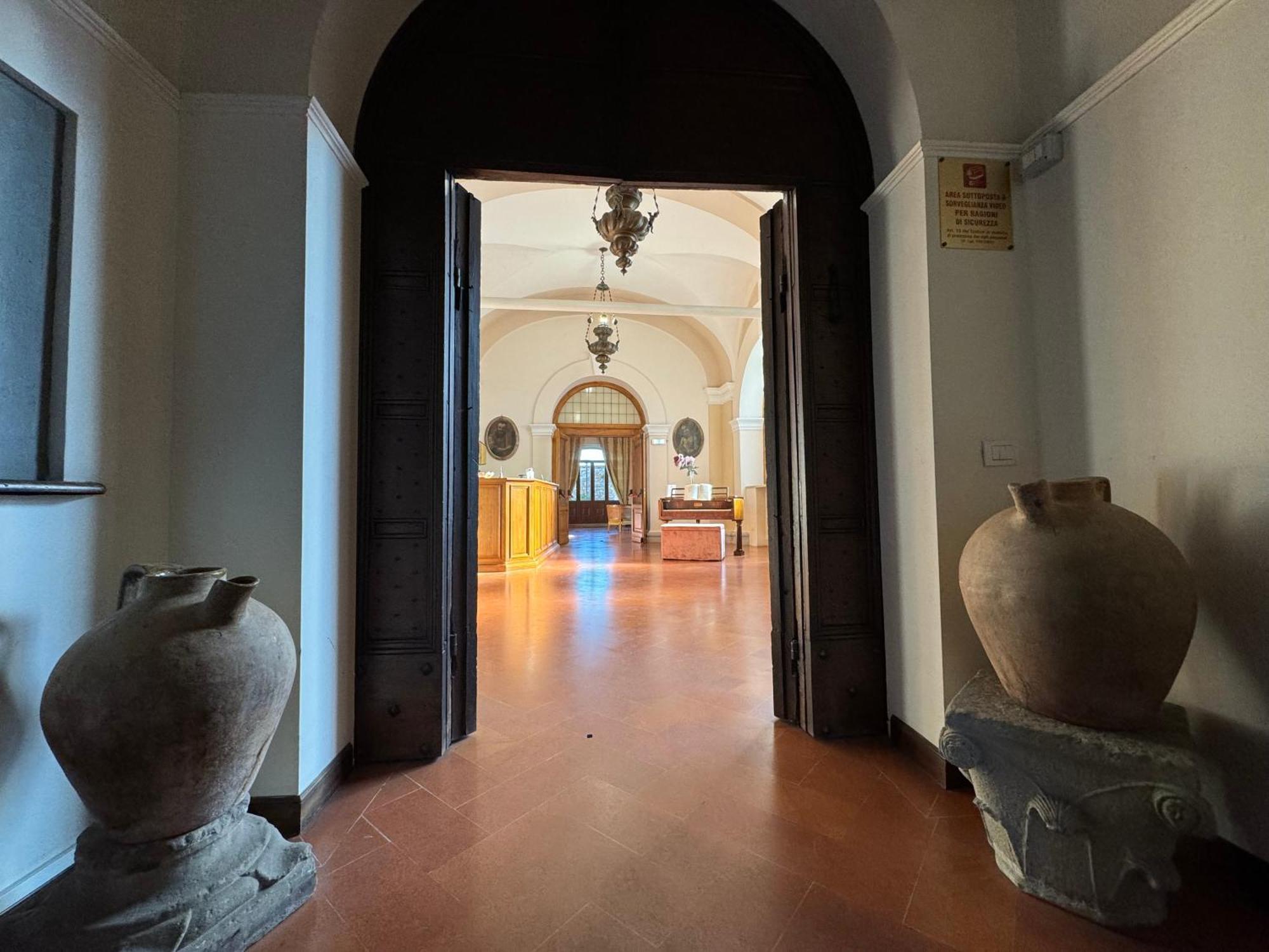 Monastero Ss. Annunziata Hotel Todi Exterior foto Entrance to the museum