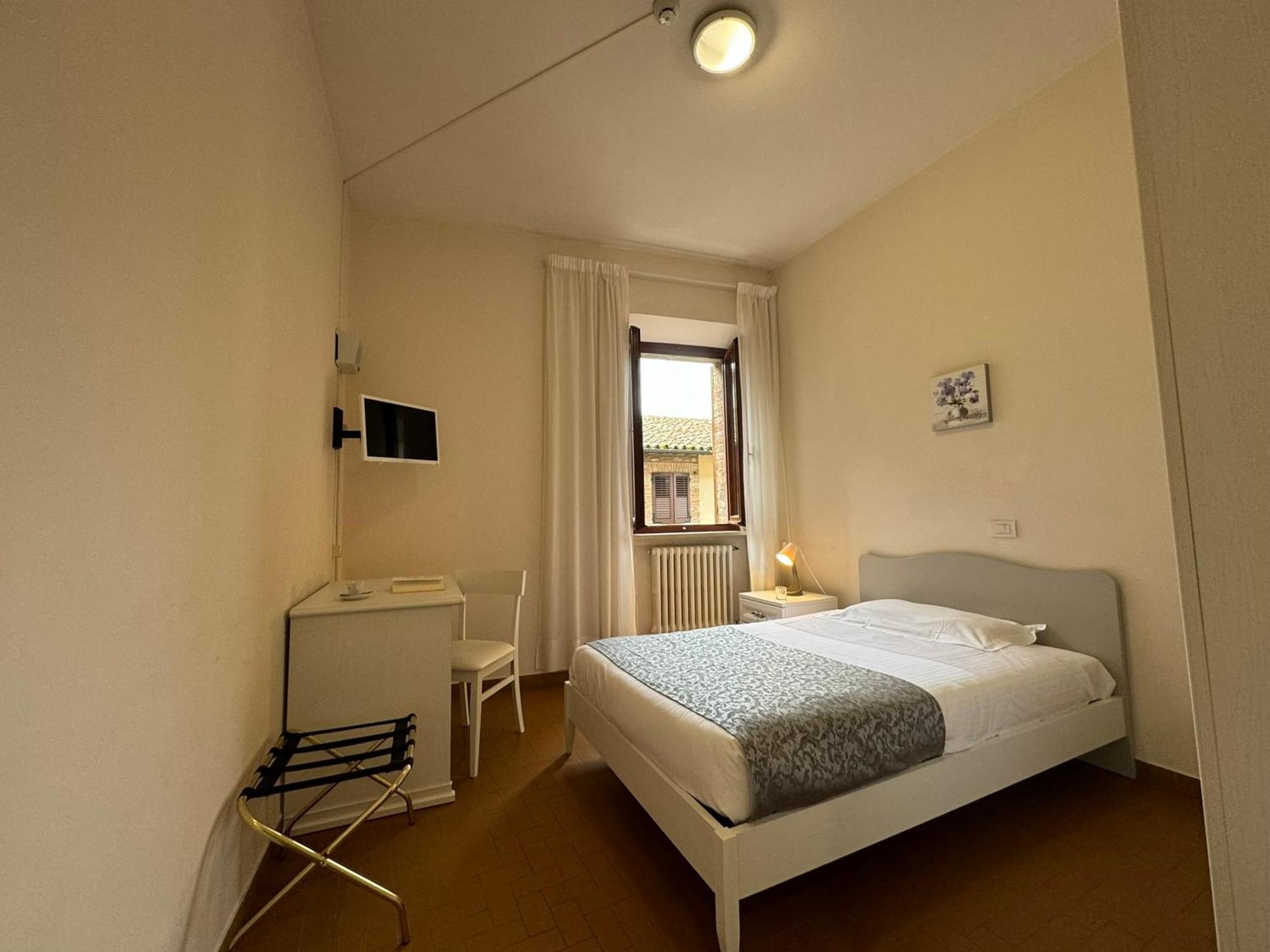Monastero Ss. Annunziata Hotel Todi Exterior foto A room at the hostel
