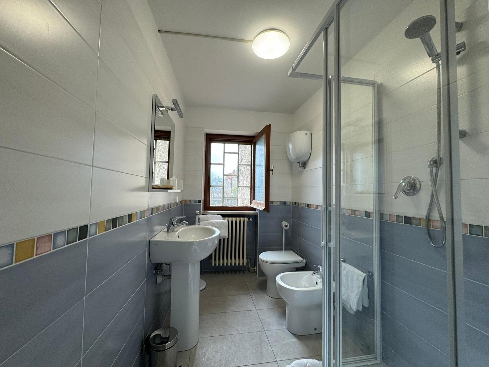 Monastero Ss. Annunziata Hotel Todi Exterior foto Bathroom with shower enclosure
