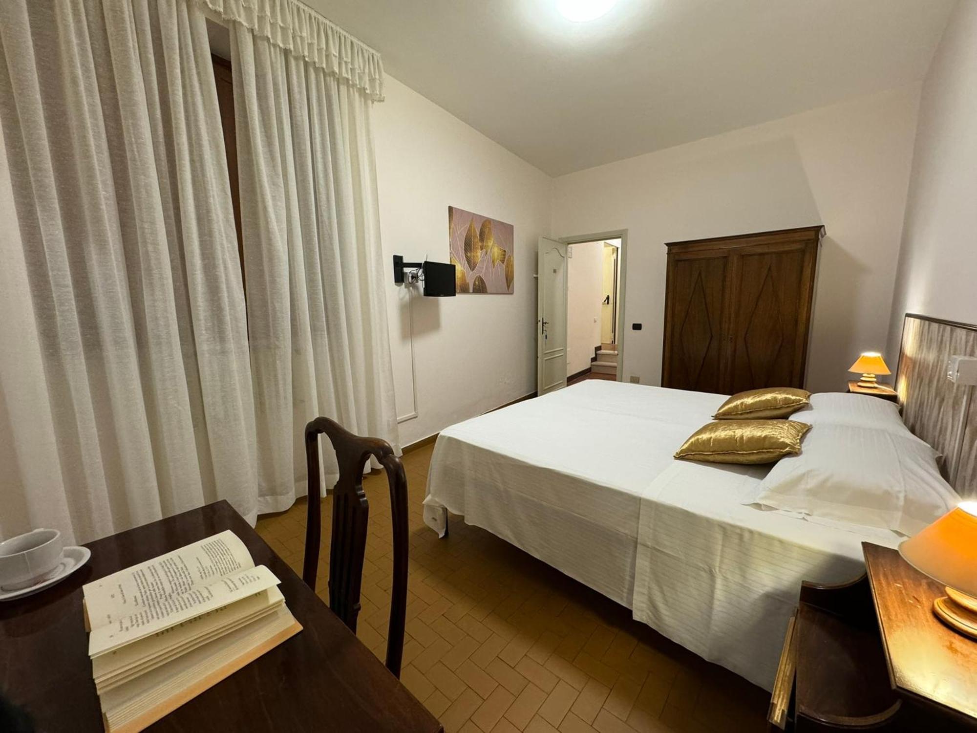 Monastero Ss. Annunziata Hotel Todi Cameră foto A bedroom in Italy