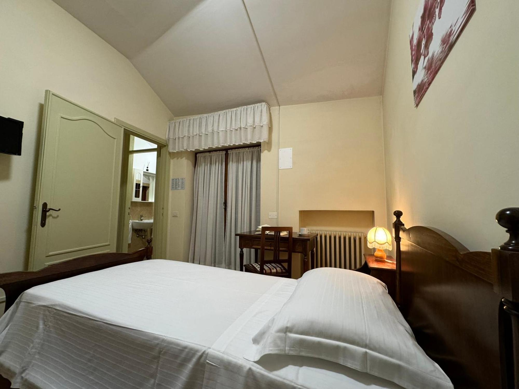 Monastero Ss. Annunziata Hotel Todi Exterior foto A room at the hotel