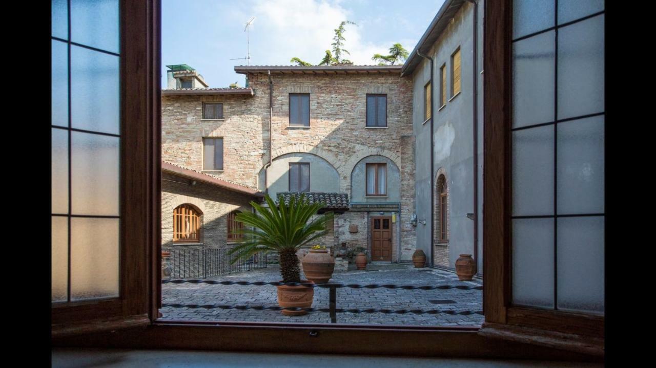 Monastero Ss. Annunziata Hotel Todi Exterior foto The courtyard of the museum